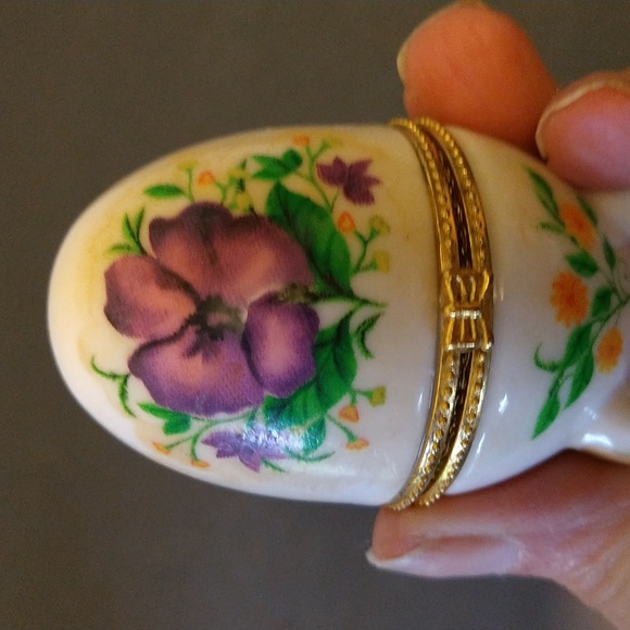 Ceramic egg-shaped trinket box floral hinged footed. - Picture 3 of 6